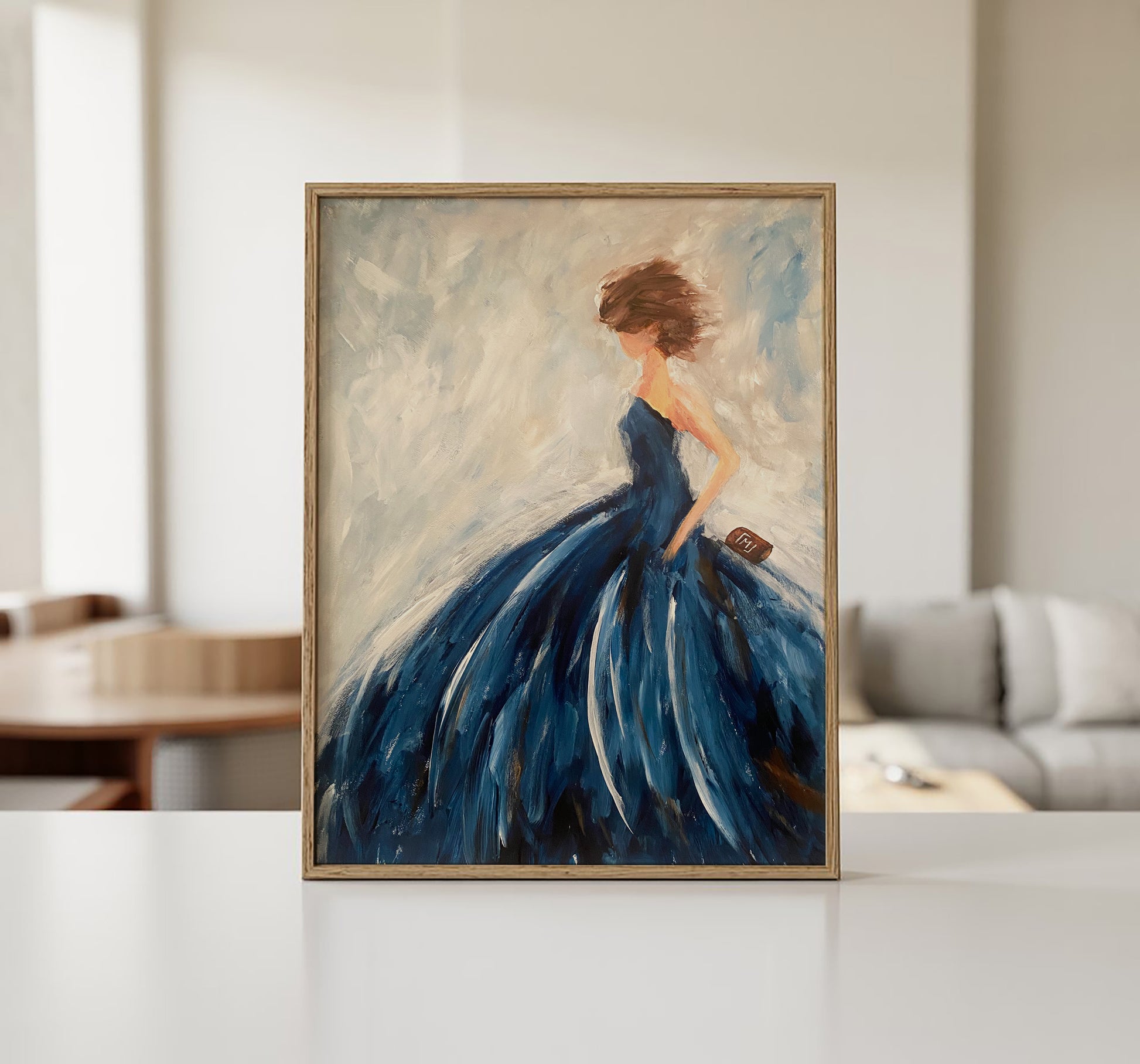 Lady in Blue originalt maleri stående oprejst i lyst nordisk interiør