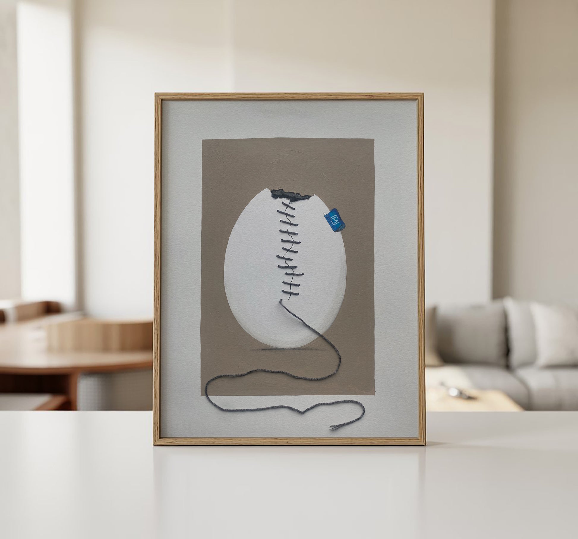 Originalt kunstværk med et revnet strudseæg syet sammen med fin bambustråd. Ægget er malet med akryl og blyant på kraftigt kunstpapir og har et roligt, humoristisk udtryk. Ægte tråd skaber synlig tekstur og dybde i værket, som passer ind i moderne nordisk indretning.