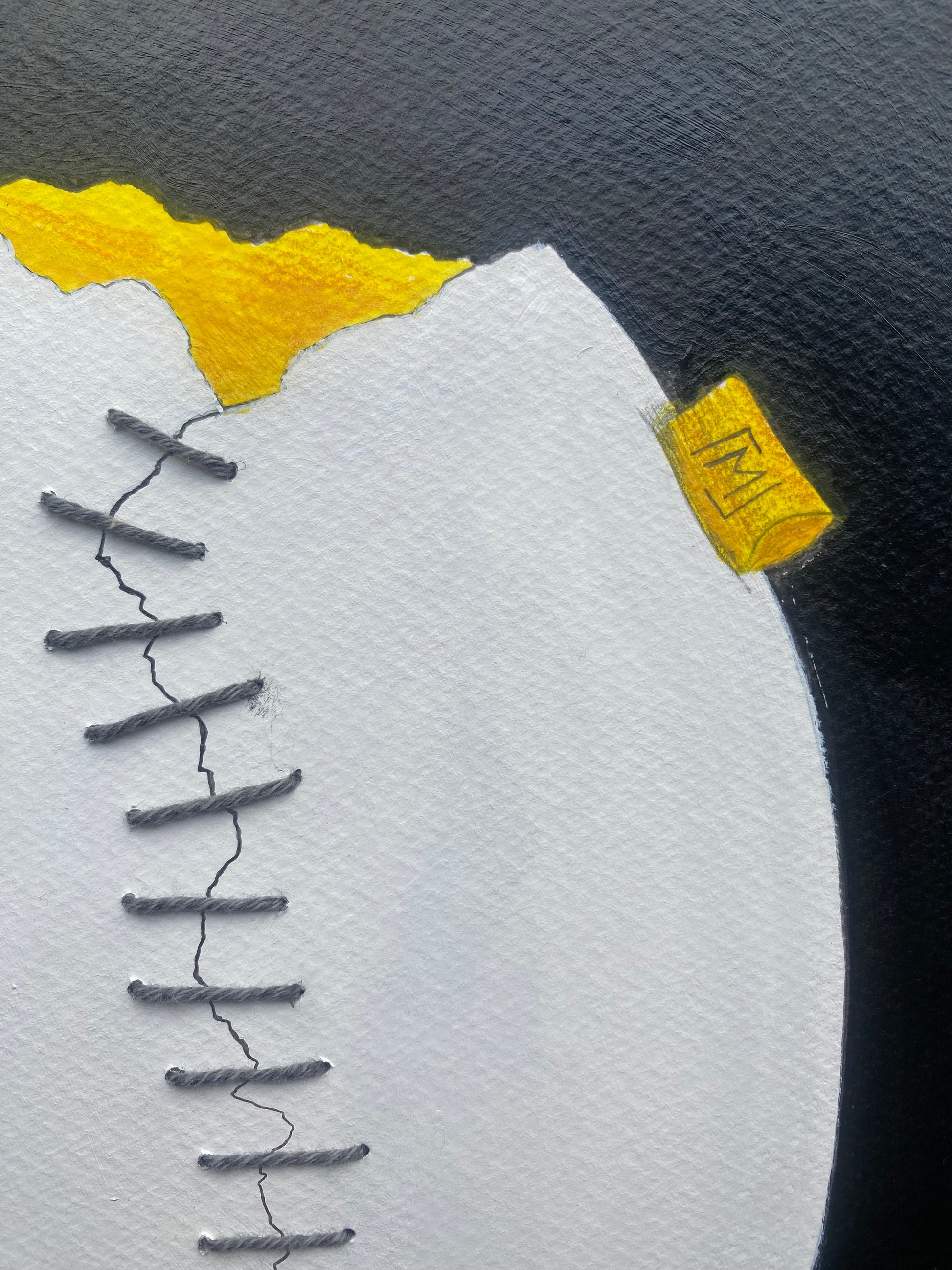 Abstrakt kunstværk med et hvidt æg på gul og mørk baggrund. Ægget er revnet og samlet med synlig grå tråd, der løber hen over overfladen. Gule felter skaber varme og kontrast i et enkelt, håndlavet udtryk.
