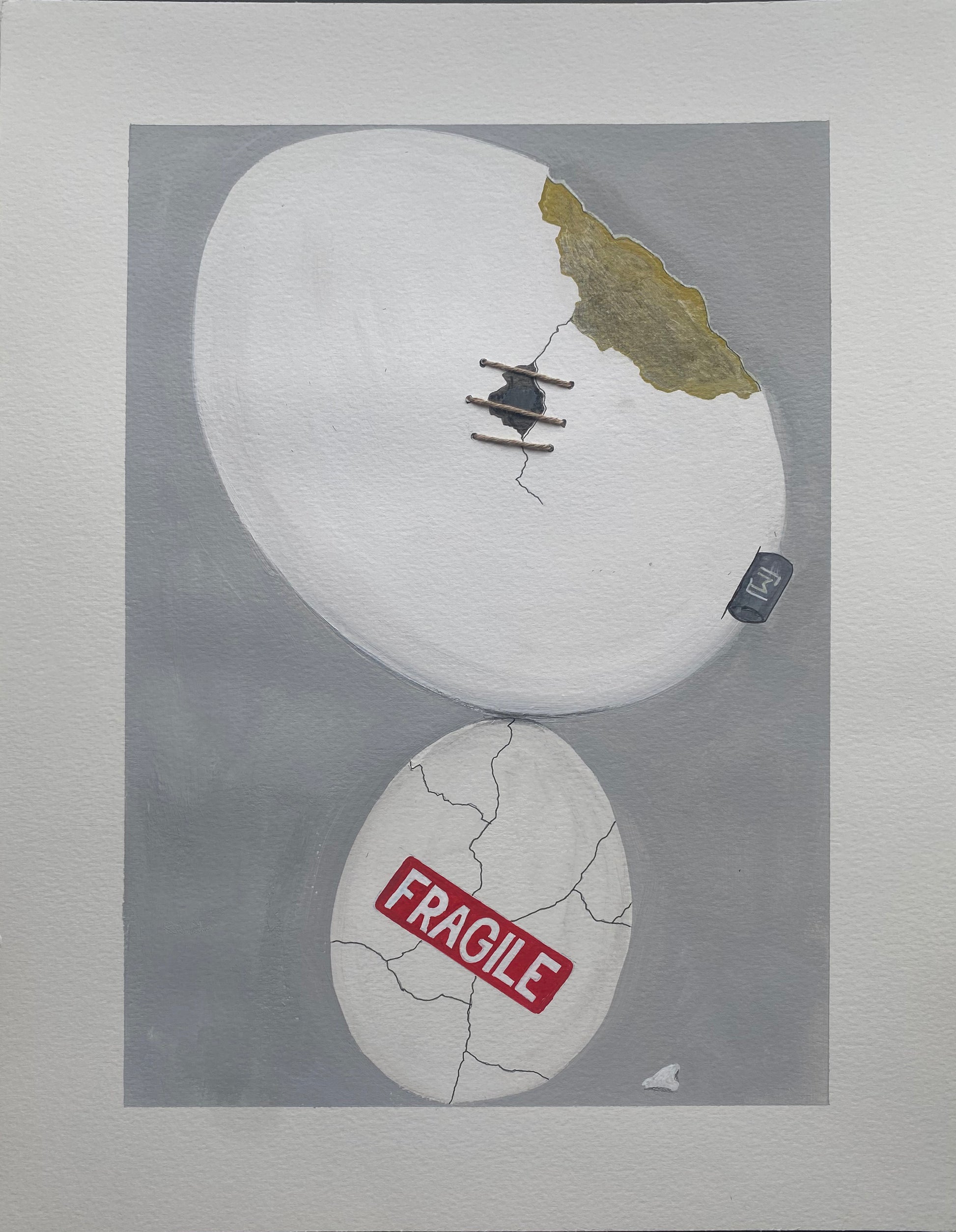 Kunstværk med to æg oven på hinanden. Det nederste æg er revnet og mærket “fragile”. Det øverste æg er større og delvist repareret med synlig tråd og et gyldent brud.