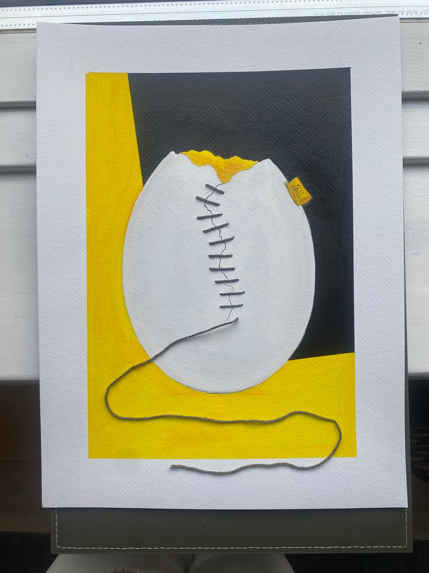 Abstrakt kunstværk med et hvidt æg på gul og mørk baggrund. Ægget er revnet og samlet med synlig grå tråd, der løber hen over overfladen. Gule felter skaber varme og kontrast i et enkelt, håndlavet udtryk.
