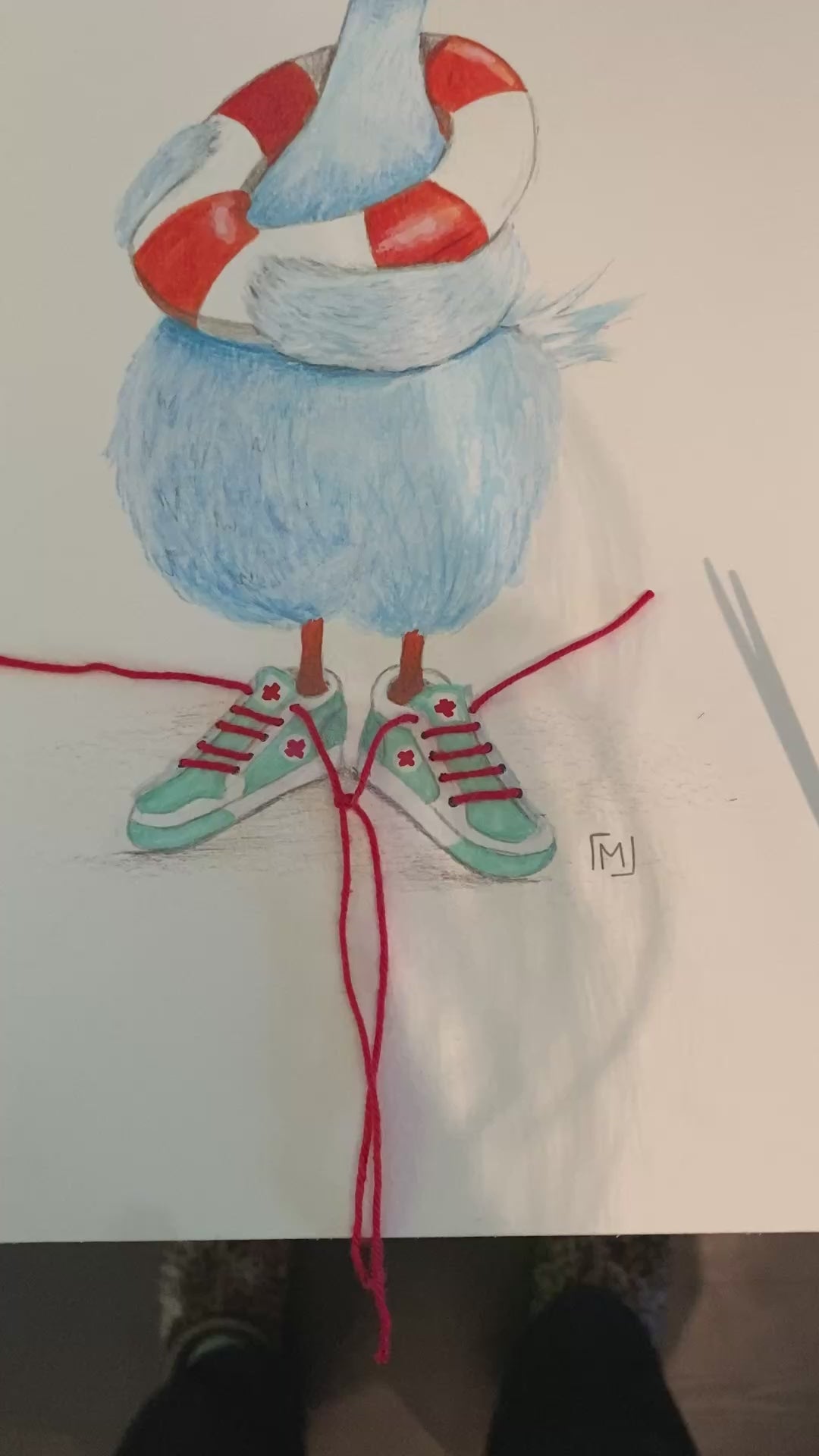 Moderne dansk kunst med fugl i sneakers og livredder-look