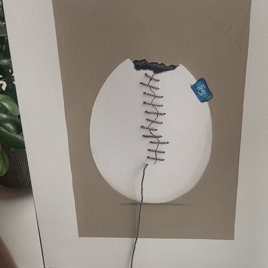 Originalt kunstværk med et revnet strudseæg syet sammen med fin bambustråd. Ægget er malet med akryl og blyant på kraftigt kunstpapir og har et roligt, humoristisk udtryk. Ægte tråd skaber synlig tekstur og dybde i værket, som passer ind i moderne nordisk indretning.