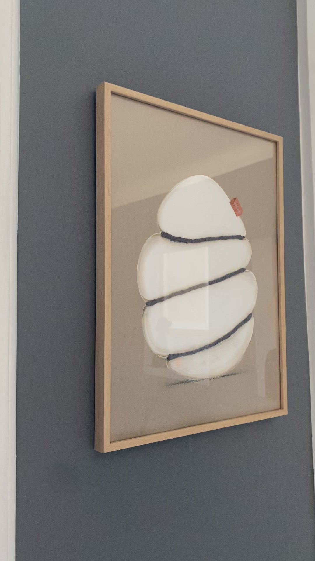 Abstrakt kunst med snor og lys farvepalette