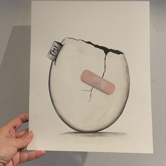 Minimalistisk maleri af æg med revne og plaster, original kunst fra 2022 af Maria Lundsten