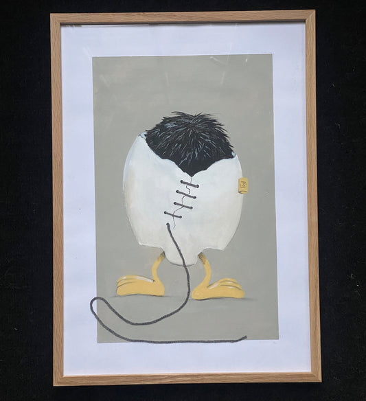 Indrammet kunstværk med et hvidt, revnet æg, der står på gule fødder. Ægget er syet sammen med mørk tråd, og en løs tråd fortsætter ned foran billedet. Øverst ses mørkt, børsteagtigt fyld. Baggrunden er afdæmpet grå.